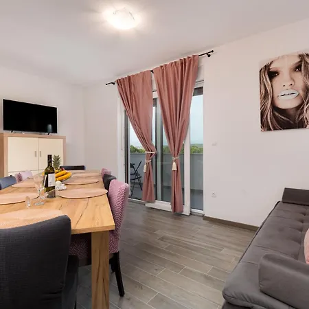 Mara By El-pi Tours * Malinska